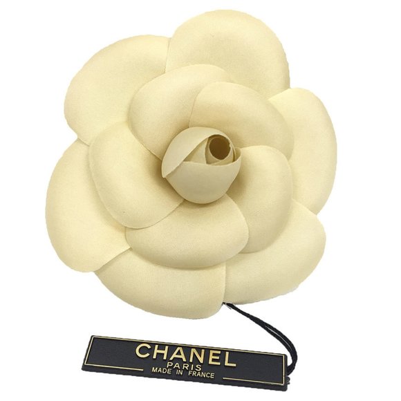 Chanel Camellia Beige Synthetic brooch - Picture 1 of 3